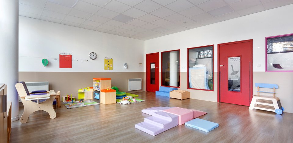 Crèche Boulogne-Billancourt Histoire d'enfants people&baby salle de vie coin motricité jeux enfants éveil 