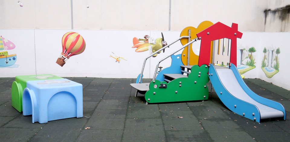 Crèche Neuilly-sur-Seine Les bébés-explorateurs people&baby espace extérieur parc à jeux toboggan jeux enfants