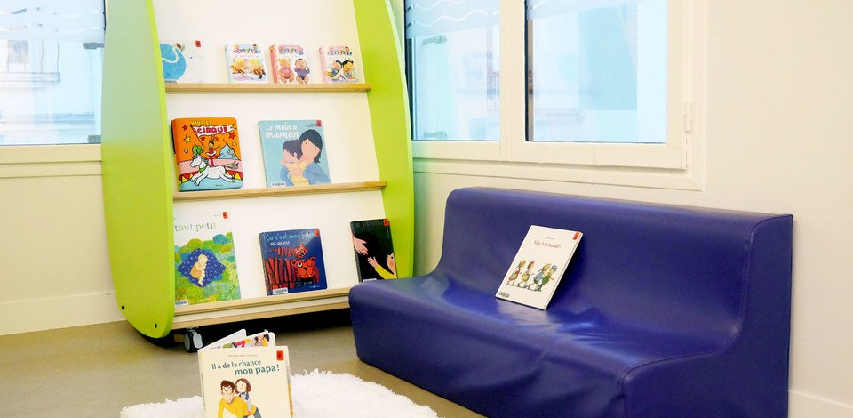 Crèche Neuilly-sur-Seine Les bébés-explorateurs people&baby espace de vie coin lecture livres enfants éveil