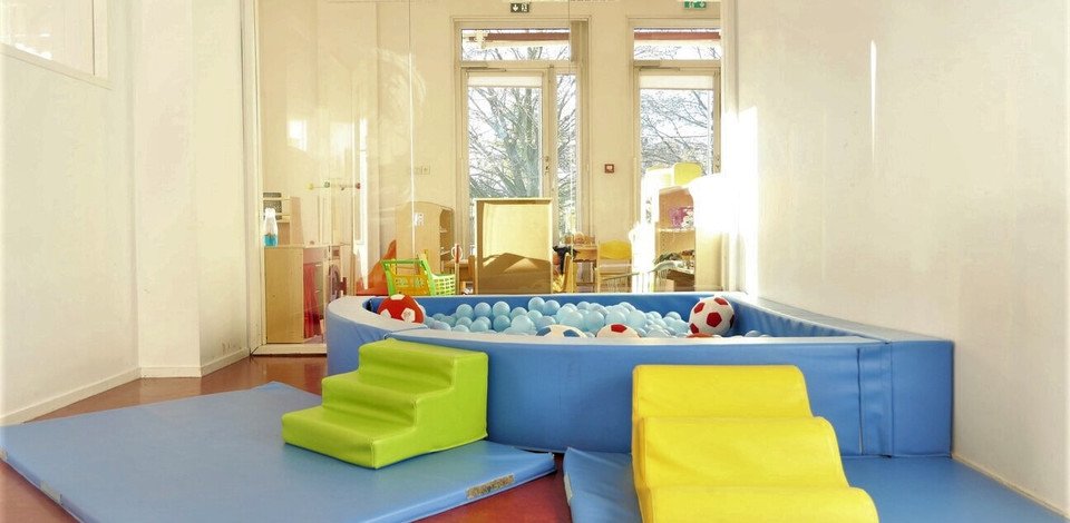 Crèche Paris 12 INSEP people&baby espace de vie piscine à balles éveil enfants