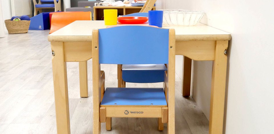 Crèche Paris 17 Dahlia people&baby espace de vie tables chaises enfants projet pédagogique