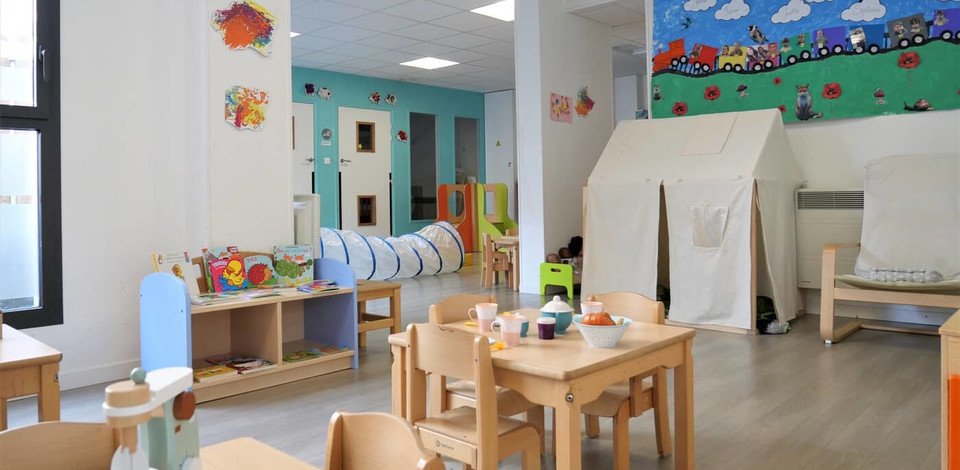 Crèche Asnières-sur-Seine Indigo people&baby espace de vie jeux enfants cabane activité pédagogique