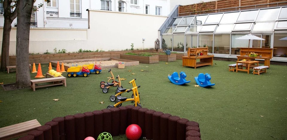 Crèche Levallois-Perret Nougatine people&baby espace extérieur jeux enfants ballons vélos enfants