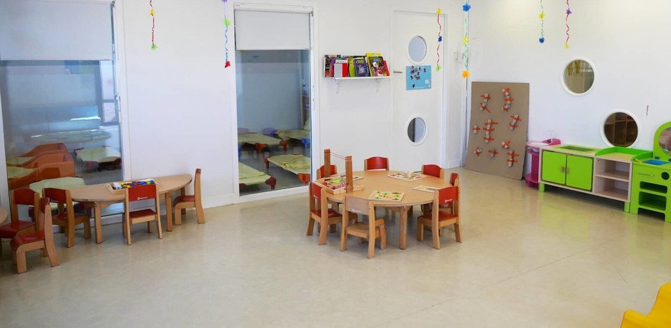 Crèche Cabriès Les griottes de la palmeraie people&baby espace de vie tables chaises enfants éveil pédagogie