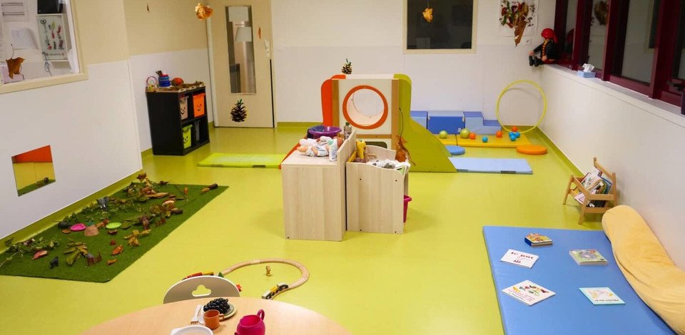 Crèche Pontoise Lucioles people&baby espace de vie tapis éveil motricité jeux enfants livres enfants pédagogie