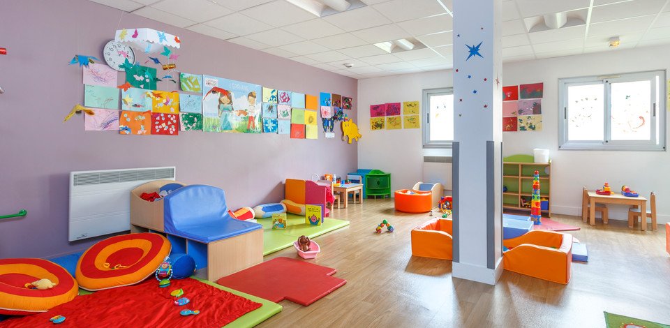 Crèche Issy-les-Moulineaux Gribouillis people&baby espace de vie jeux enfants éveil pédagogie