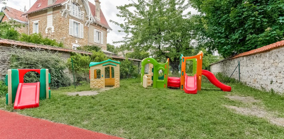 Crèche Les Mureaux Petits rêves people&baby espace extérieur parc à jeux toboggan enfants jardin nature