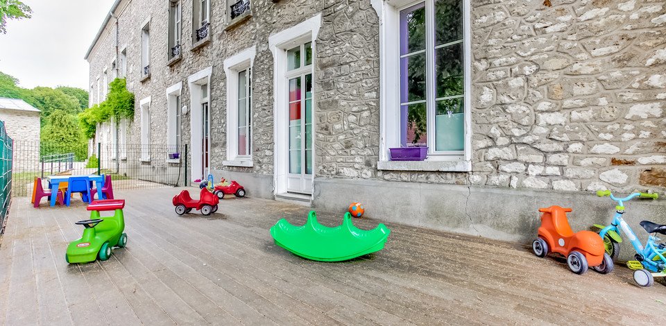 Crèche Evry-Grégy-sur-Yerres Les P'tits Châtelains people&baby espace extérieur jeux enfants 
