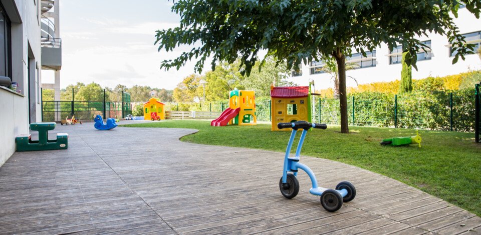 Crèche Sophia Antipolis Biot Vanille people&baby espace extérieur vélos cabanes enfants