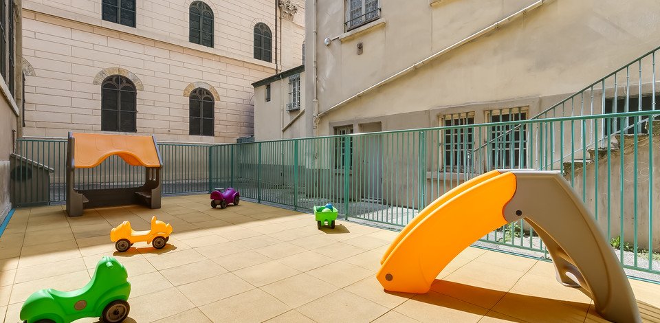 Crèche Lyon La belle cour people&baby espace extérieur parc à jeux toboggan vélo enfant cabane