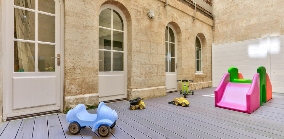 Crèche Bordeaux Le petit théâtre people&baby espace extérieur vélo enfant toboggan