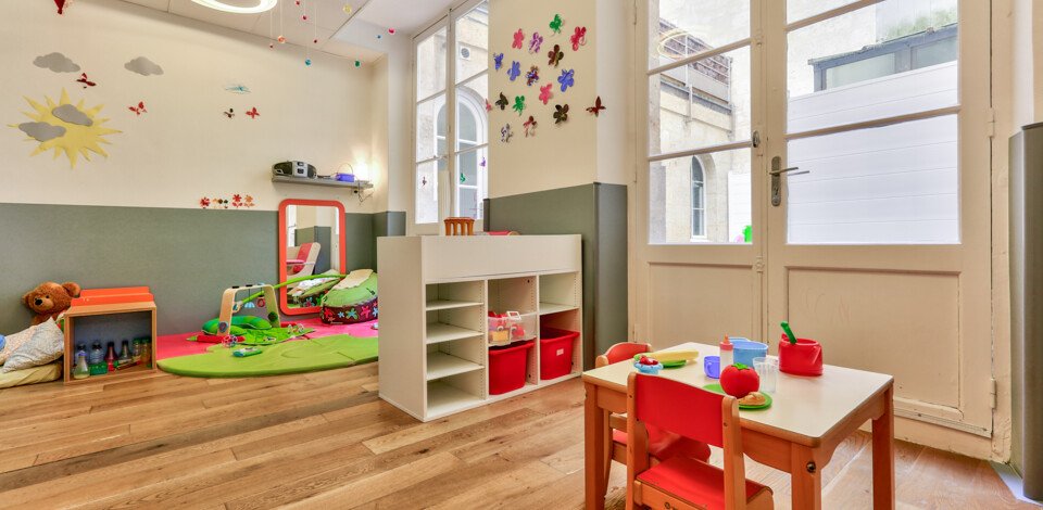 Crèche Bordeaux Le petit théâtre people&baby tables enfants tapis d'éveil bébé jeux enfants