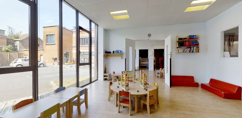 Crèche Tourcoing Flocontine people&baby salle de vie tables chaises en bois enfants pédagogie 