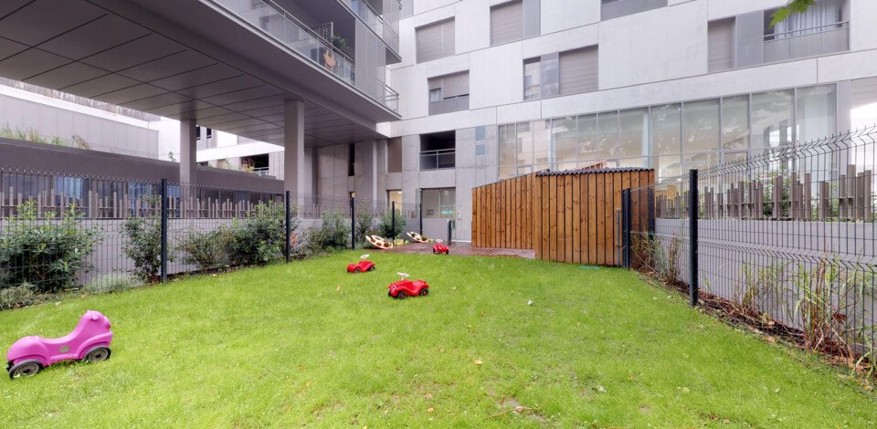 Crèche Bordeaux Baby Art people&baby espace extérieur jeux enfants nature jardin 