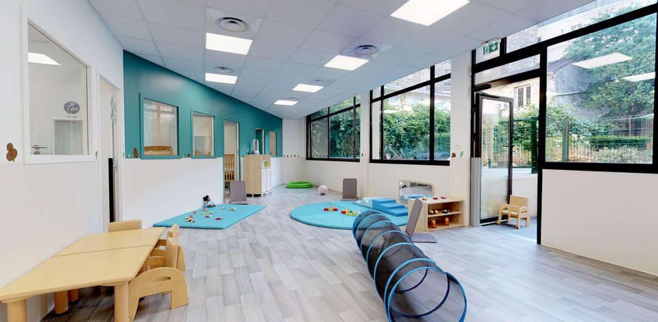 Crèche Nogent-sur-Marne Coquelicots people&baby salle de vie tables espace motricité tunnel éveil corporel jeux enfants