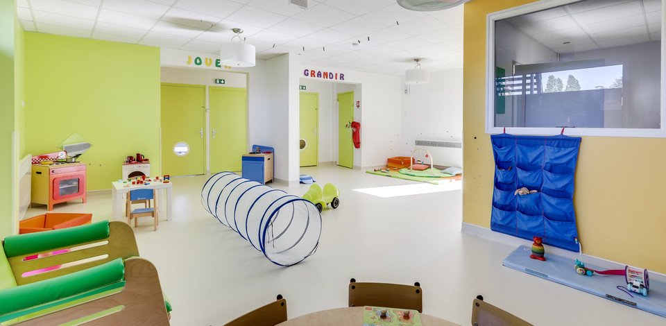 Crèche Saint-Sébastien-de-Morsent Sohl people&baby espace de vie jeux enfants tunnel pédagogie crèche