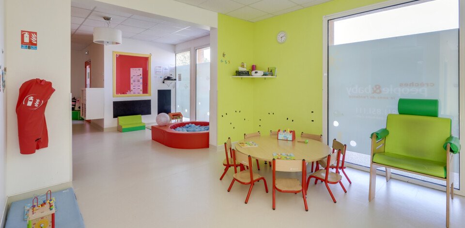 Crèche Saint-Sébastien-de-Morsent Sohl people&baby espace de vie chaises tables enfants