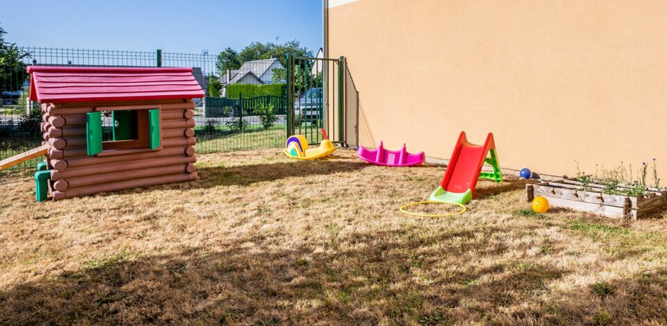 Crèche Saint-Sébastien-de-Morsent Sohl people&baby espace extérieur jeux enfants cabane jardin nature