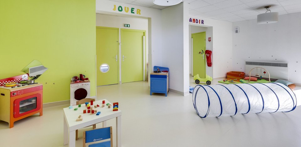 Crèche Saint-Sébastien-de-Morsent Sohl people&baby espace de vie jeux enfants tunnel éveil corporel