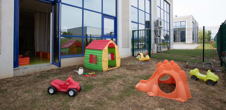 Crèche Le Vieil-évreux Heiwa people&baby espace extérieur cabane enfants jeux enfants jardin nature