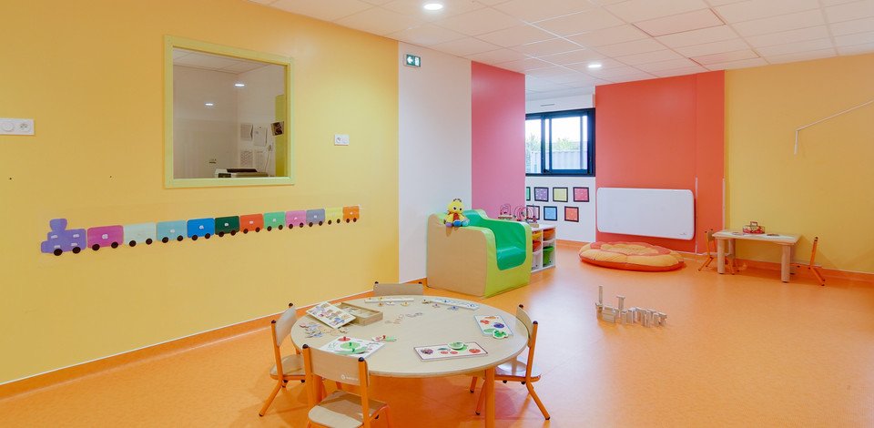Crèche Cagny Mars people&baby espace de vie tables chaises enfants activité pédagogique