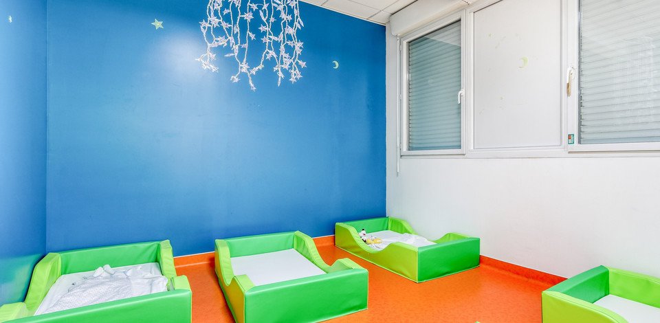Crèche Grand-Quevilly Mercure people&baby espace de sommeil dortoirs enfants