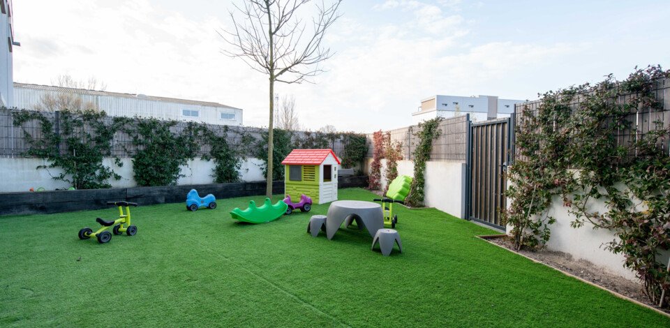 Crèche Le Haillan Fleur de Lune people&baby espace extérieur cabane enfants vélo jardin nature