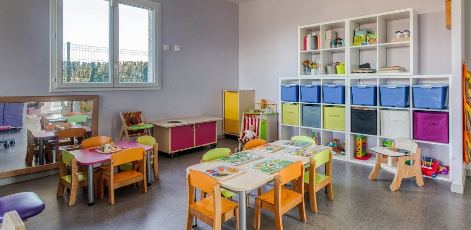 Crèche Auterive Occitamômes people&baby espace de vie chaises tables bois enfants éveil