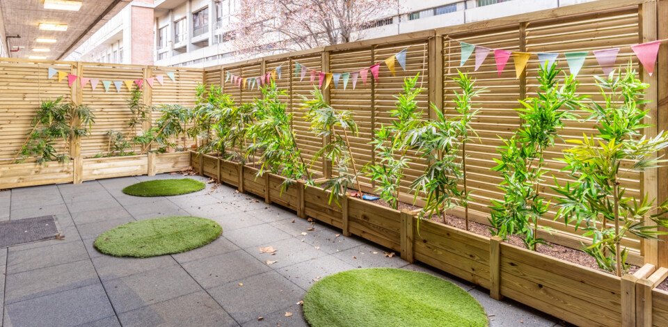 Crèche Lyon Mamawork&Babyplay people&baby espace extérieur plante nature