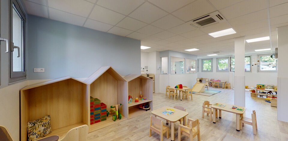 Crèche Nogent-sur-Marne Les Roseaux people&baby espace de vie tables chaises enfants jeux en bois éveil pédagogie