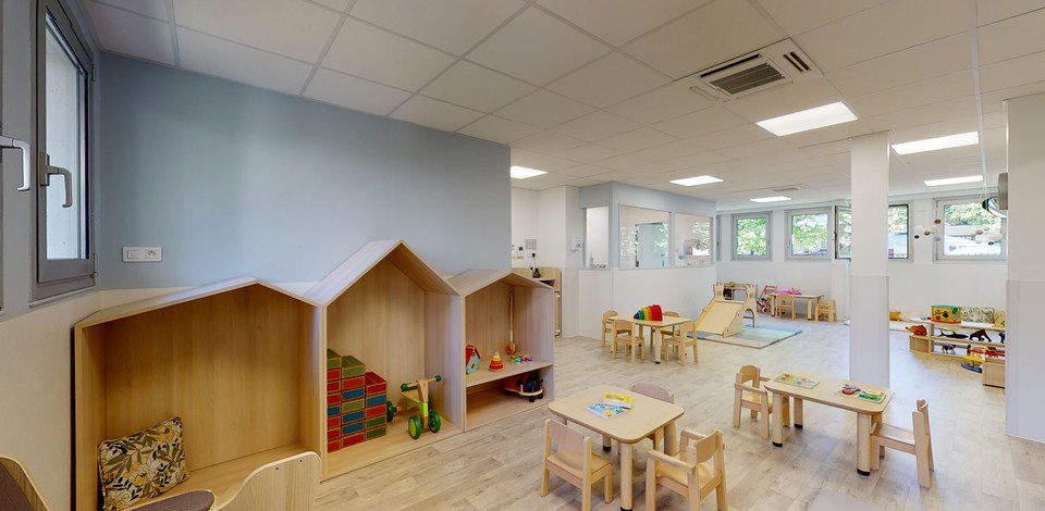 Crèche Nogent-sur-Marne Les Roseaux people&baby espace de vie tables chaises enfants jeux en bois éveil pédagogie