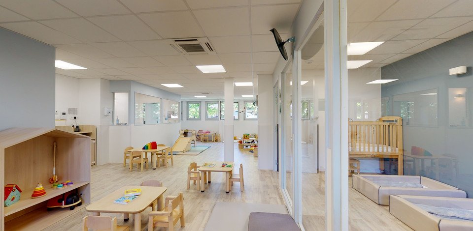 Crèche Nogent-sur-Marne Les Roseaux people&baby espace de vie tables chaises enfants jeux en bois éveil pédagogie