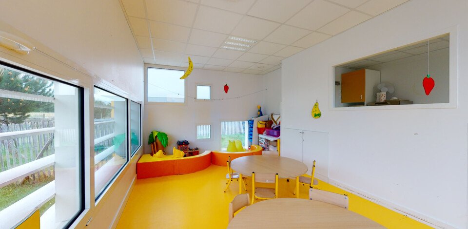 Crèche Grandchamps-des-Fontaines Un nid dans la grand'haie people&baby espace de vie tables bois enfants