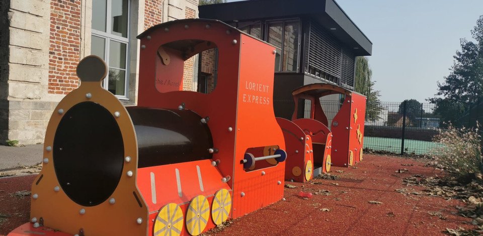 Crèche Beuvry Les P'tits Loups people&baby espace extérieur jeux enfants train 