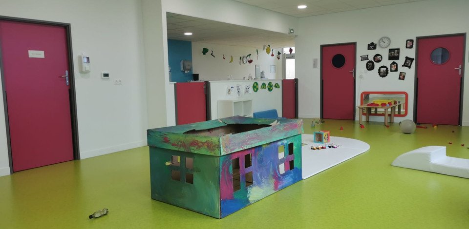 Crèche Lestrem Lestrimini people&baby espace de vie activité peinture projet pédagogique