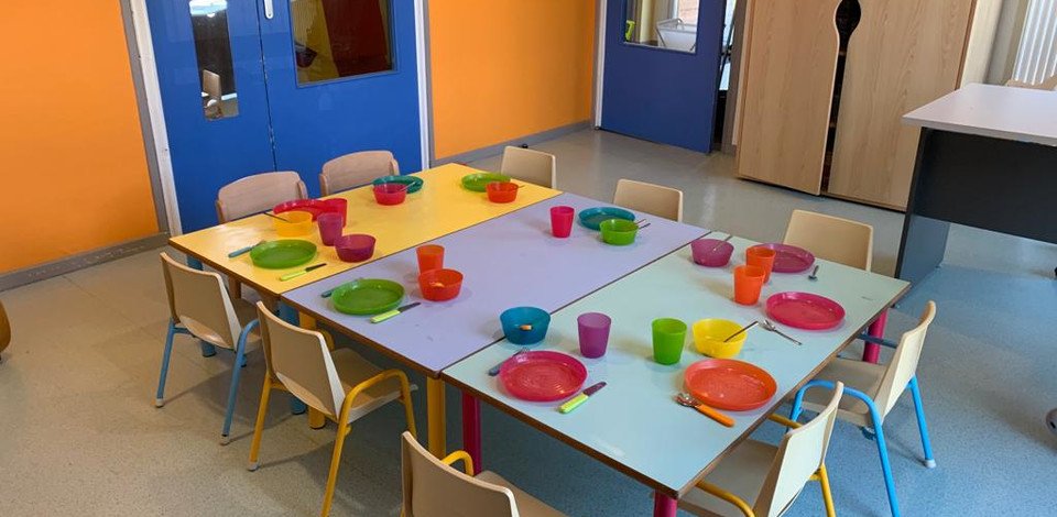 Crèche Quiéry-la-Motte Les mini mottes people&baby espace de vie tables chaises enfants repas 