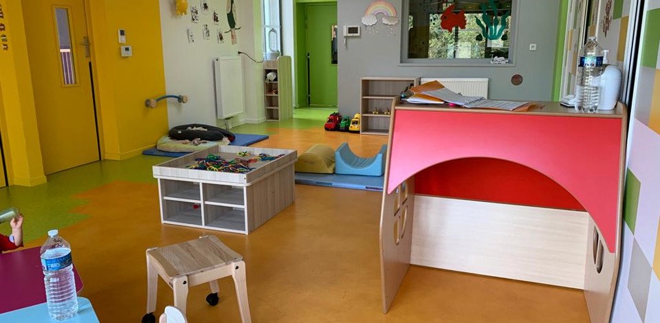 Crèche Sains-en-Gohelle Les frimousses people&baby espace de vie jeux enfants cabane