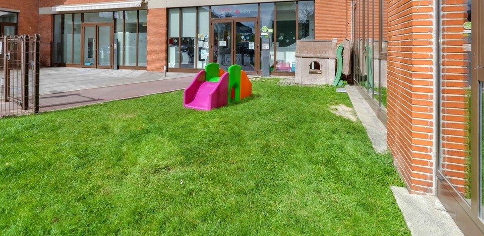 Crèche Tourcoing Flocontine people&baby espace extérieur jeux enfants toboggan 