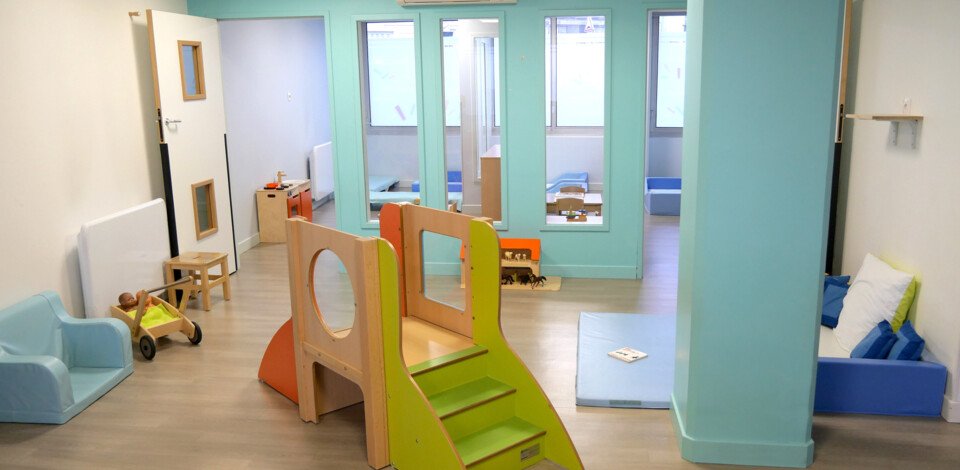 Crèche Bordeaux Bleu marine people&baby espace de vie motricité bébé enfant toboggan 
