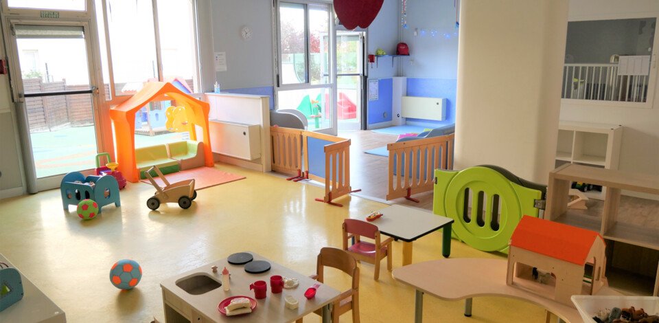 Crèche Orléans La luciole people&baby espace de vie jeux bois jeux enfants éveil