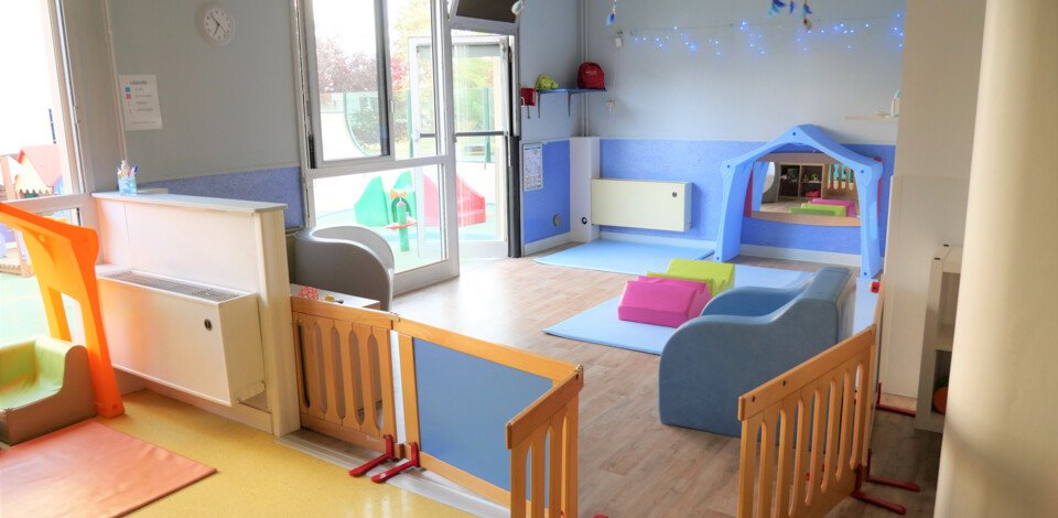 Crèche Orléans La luciole people&baby espace de vie tapis motricité libre