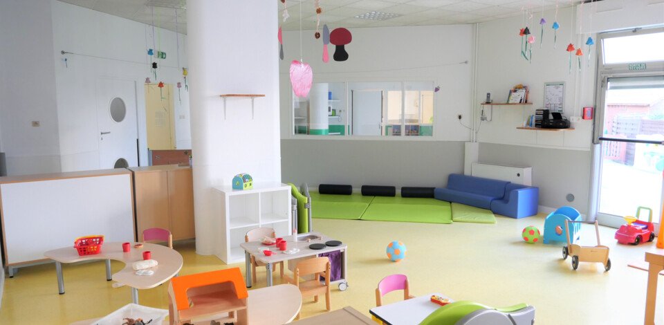 Crèche Orléans La luciole people&baby salle de vie repas jeux enfants pédagogie