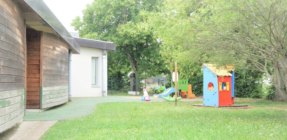 Crèche Monts 1,2,3 Soleil people&baby espace extérieur jardin nature parc à jeux