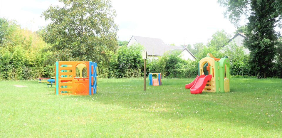 Crèche Monts La maison de l'éveil people&baby espace extérieur jardin jeux enfants nature