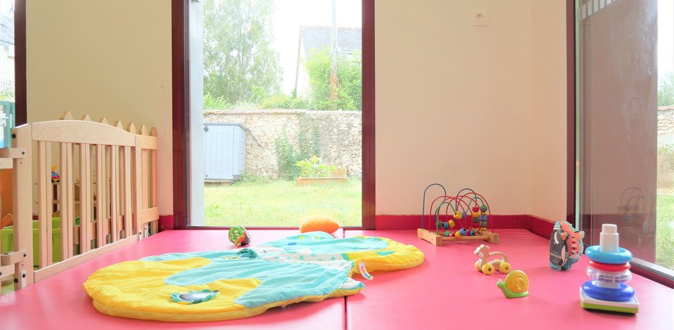 Crèche Veigné Les Petits Malins people&baby parc à jeux bébé tapis d'éveil jeux enfants crèche