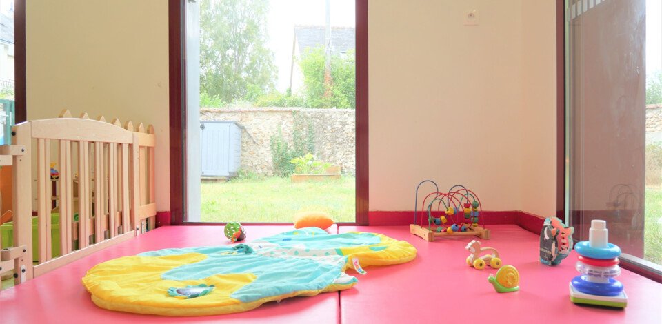 Crèche Veigné Les Petits Malins people&baby parc à jeux bébé tapis d'éveil jeux enfants