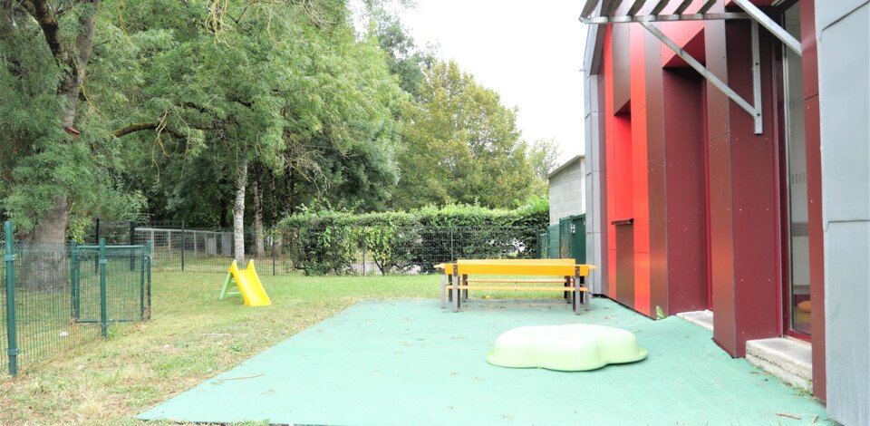 Crèche Veigné Les Petits Malins people&baby jardin espace extérieur nature trampoline 