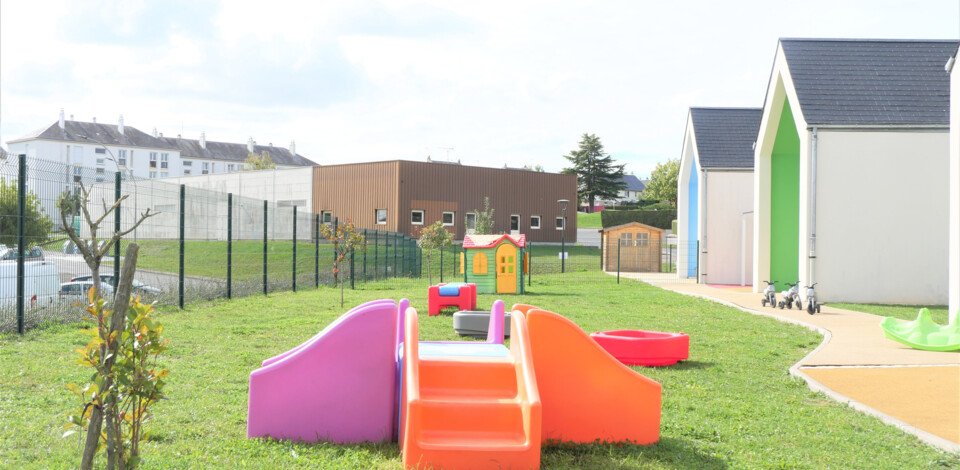 Crèche Saint Aignan people&baby espace extérieur jardin nature toboggan enfants