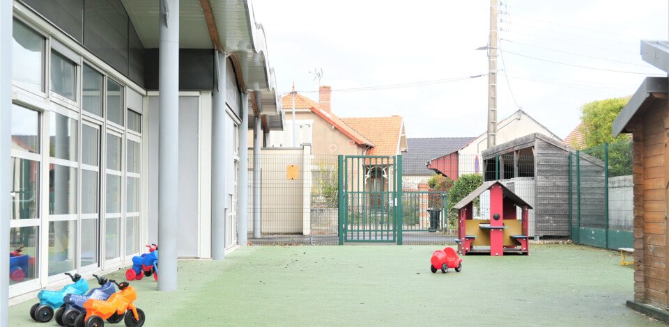 Crèche Contres people&baby espace extérieur vélo enfant cabane 