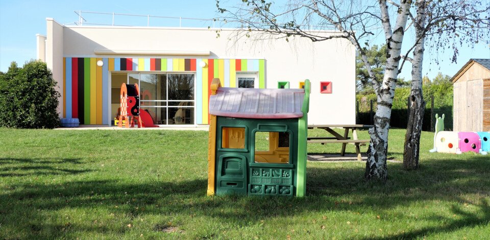 Crèche Montrichard Val de Cher La maison des lutins people&baby espace extérieur jardin nature cabane enfants jardin nature